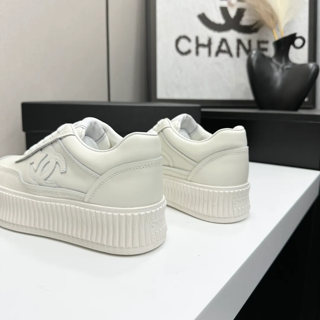 👟👟Ex-factory price 560👟👟Chanel Panda Shoes! 2025 counter's top casual sports shoes. This classic design; the upper is electro-embroidered with a variety of techniques; the outsole is fashionable and sporty; the unusual inclusion of a variety of color matching elements... The diversified mix and match is very good-looking and versatile, and can be used for leisure, fashion, sports, and outdoor... ꫛꫀꪝ Go➫ Materials: ❶Upper made of: original imported first-layer silk cowhide + original waterproof cloth + original first-layer cowhide ❷Inner lining: Breathable mesh ❸ Outsole based on: original TPU combination outsole, full set of boutique packaging for women 35–41